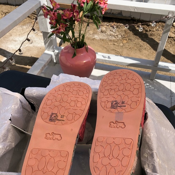 Coach Slides - Picture 5 of 7